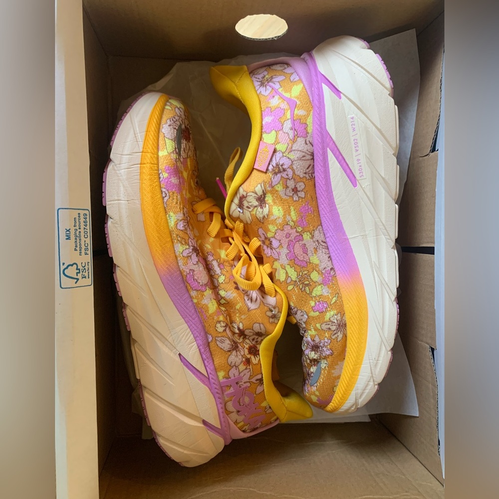 BRAND NEW FREE PEOPLE X HOKA Size 6 Clifton 8